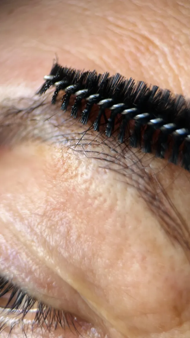 Escovagem de sobrancelha durante o procedimento de brow up