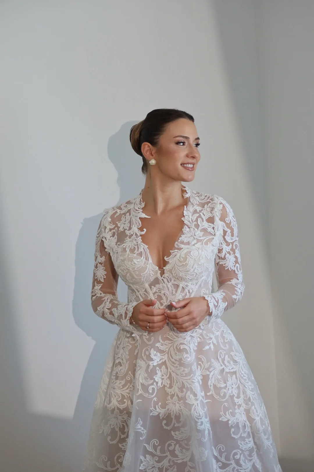 Noiva de vestido de renda, maquilhagem por Larissa Wendler
