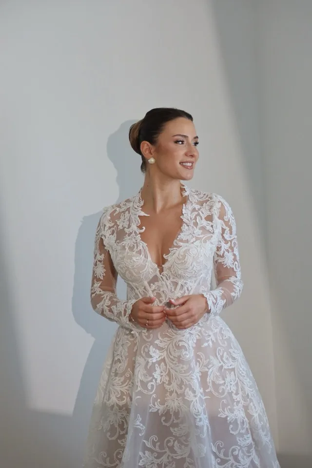 Noiva de vestido de renda, maquilhagem por Larissa Wendler