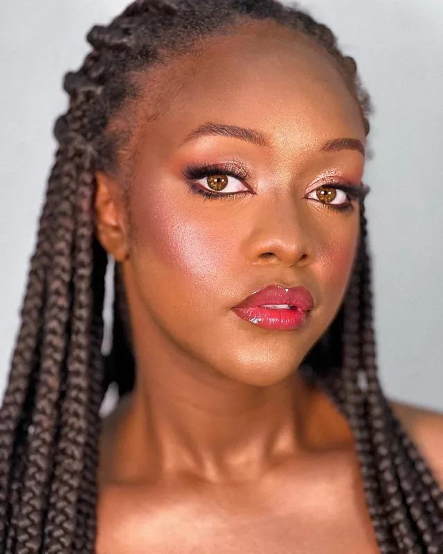 Retrato de beleza com pele luminosa e blush quente